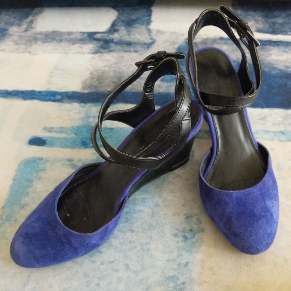 Bandolino blue suede wedges